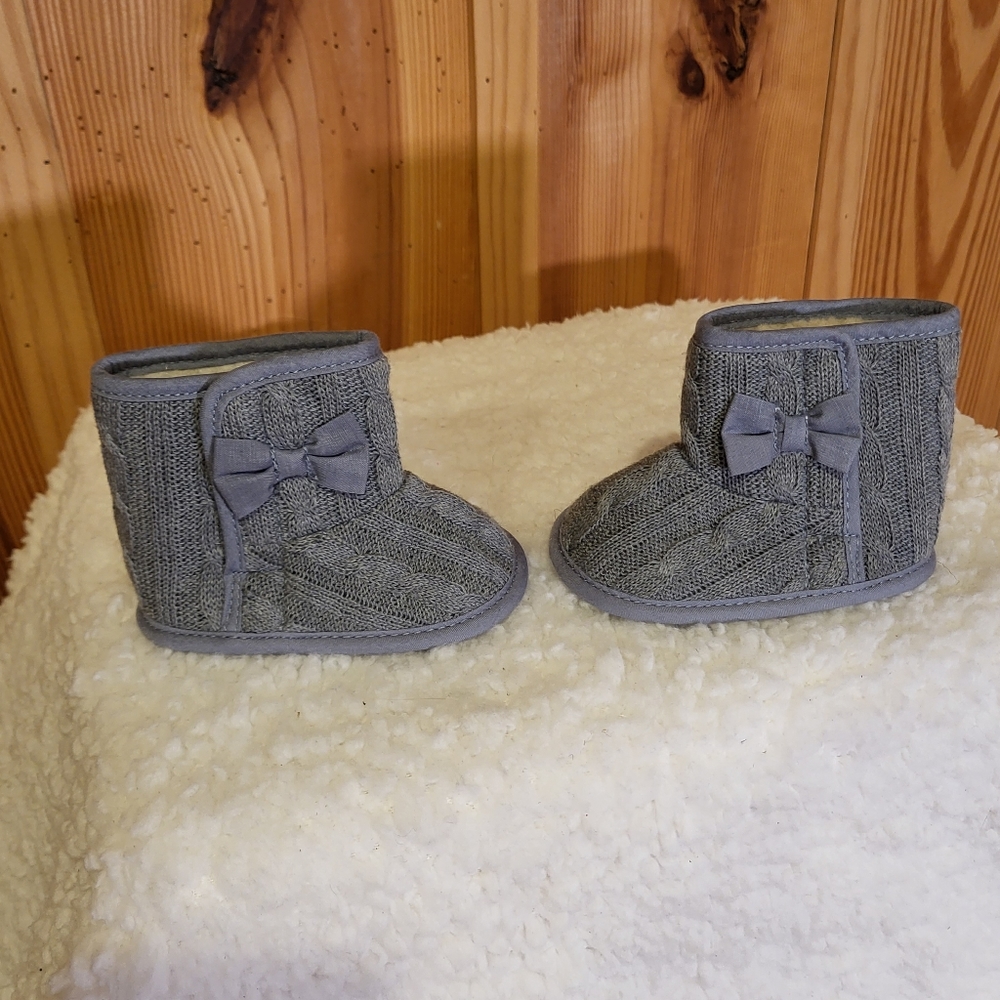 INFANT boots, Grey knit size 12 infant, made by Tong You Yuan